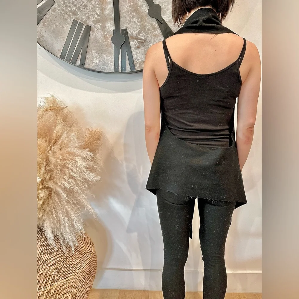 Aakasha black raw edge wool shawl with a twist - XS/S - Picture 4 of 4